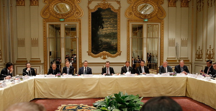 Dmitry Medvedev meets with Russian and Thai business circles